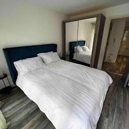 Stylish 1-Bed Flat With Sofa-Bed In London Apartment Екстериор снимка