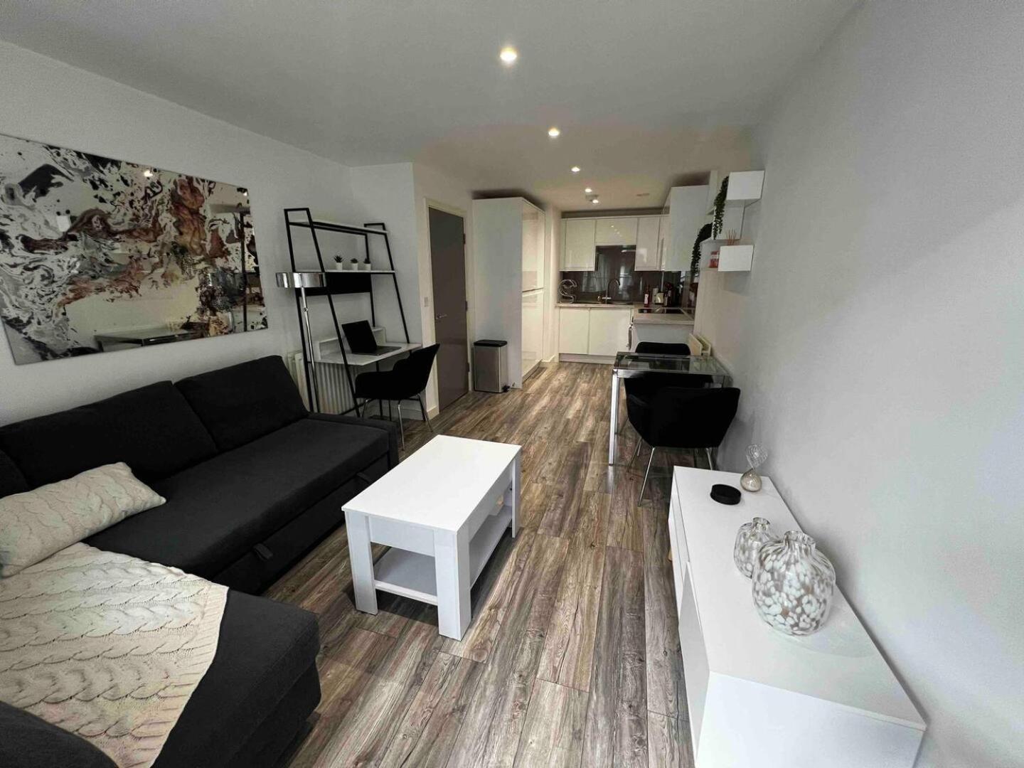 Stylish 1-Bed Flat With Sofa-Bed In London Apartment Екстериор снимка